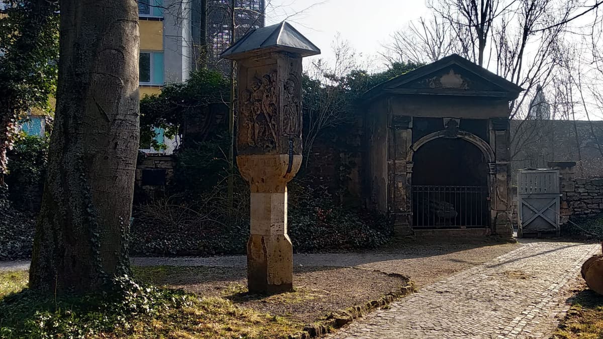 Johannisfriedhof, Doppelstationentafel von 1484 und so genanntes Grabhaus Lauterbach