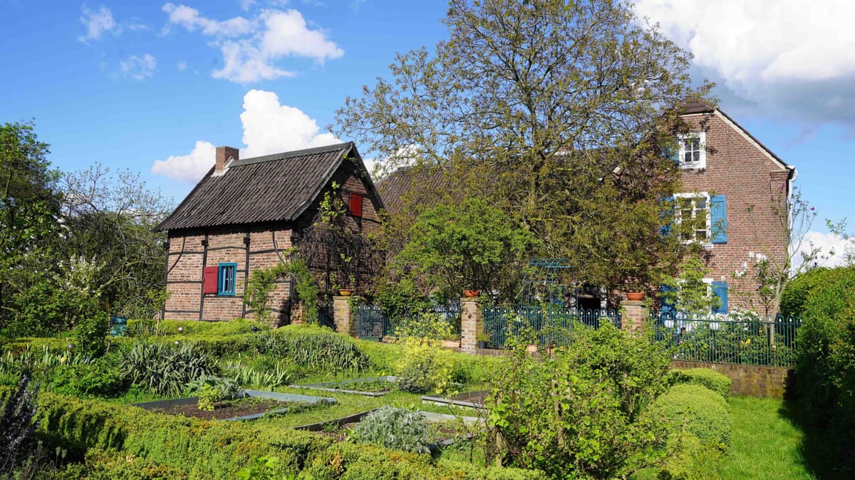 Nühlenhof mit Bauerngarten