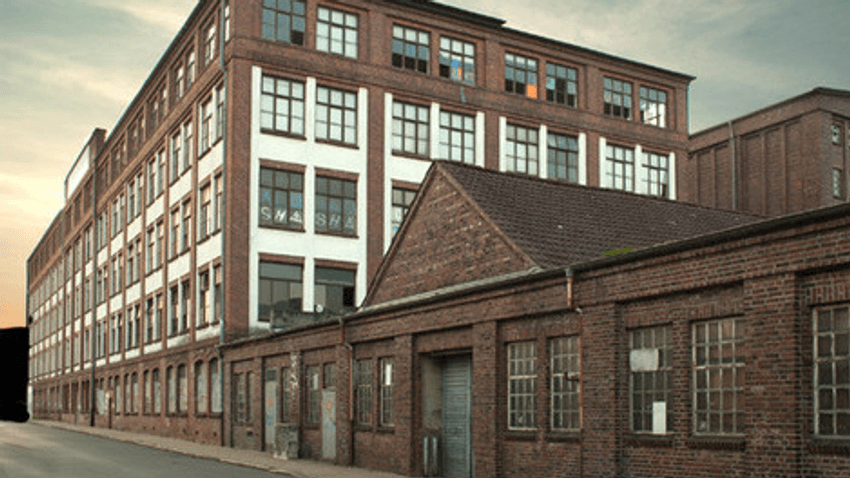 Die Knechtschen Hallen bestehen aus 3 Gebäuden, die als Lederfabrik Johann Knecht 1913-1927 in 3 Bauphasen/Baustile erbaut wurden. Bis 1959 dienten sie der Lederfabrikation, ab 1960 wurden sie als Zentrallager der Firma Teppich Kibek genutzt.