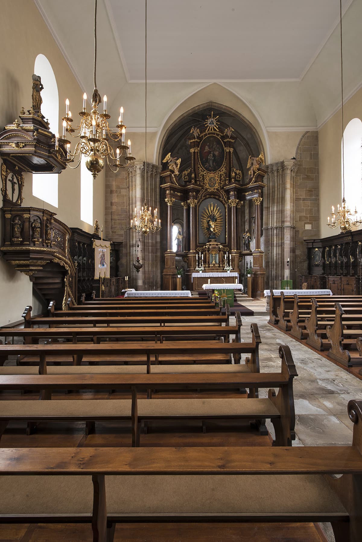 Die barocke Halle wurde 1765 an den spätromanischen Chorbau angefügt. Altar, Chorgestühl und Kanzel stammen jedoch noch aus der 1. Hälfte des 18. Jahrhunderts.