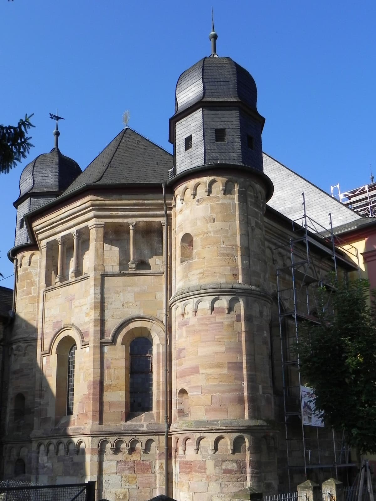 Das Chorhaupt wurde 1248 vollendet. Die denkmalpflegerische Restaurierung der Fassade war ein Förderprojekt der Deutschen Stiftung Denkmalschutz