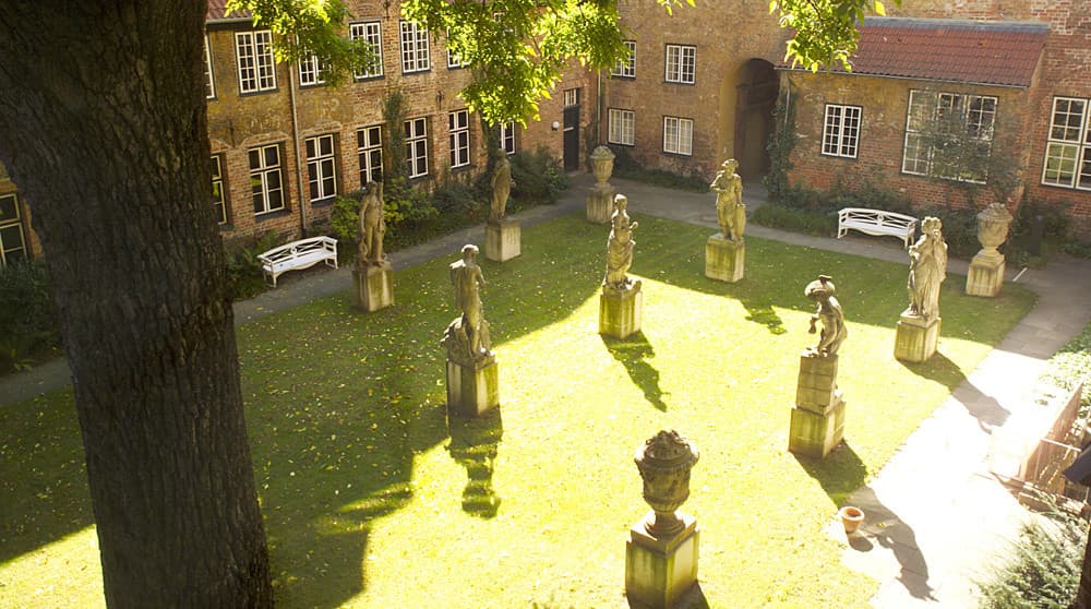 Blicl auf den Puppenhof des St. Annen-Museums