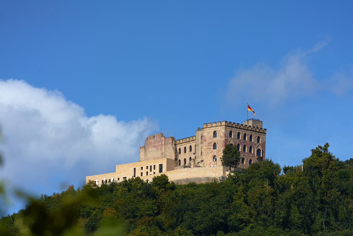 Das Hambacher Schloss im Herzen der Pfalz - Geschichte erleben, Kultur genießen, Freiheit fühlen