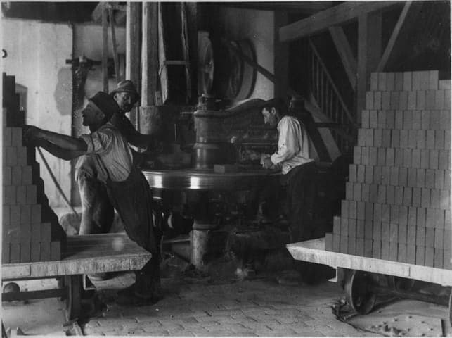 Arbeiten an der Drehtischpresse ca. 1936
