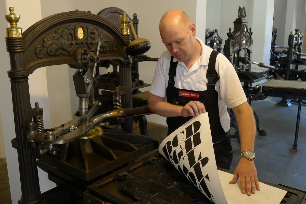 Druck an einer Kniehebelpresse