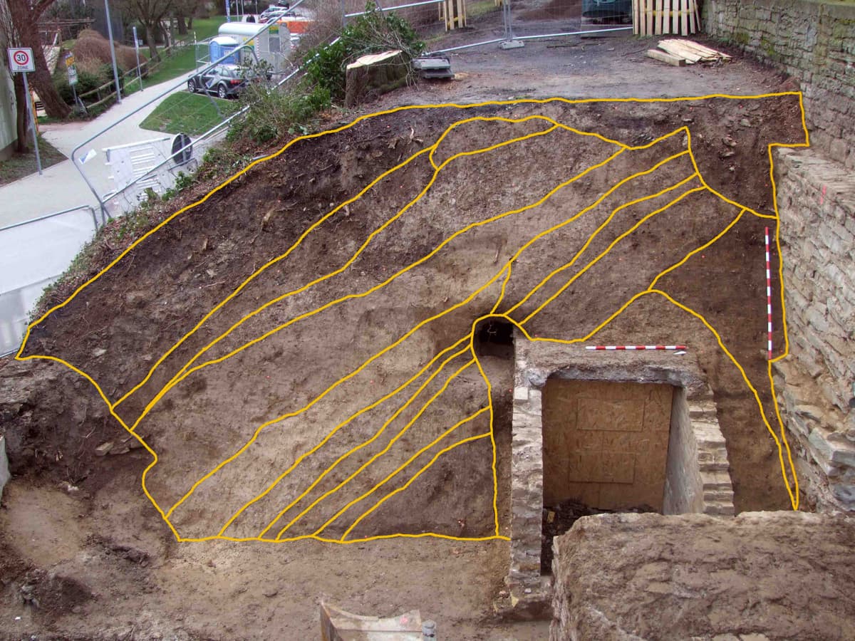 Archäologischer Blick auf den Erdwall