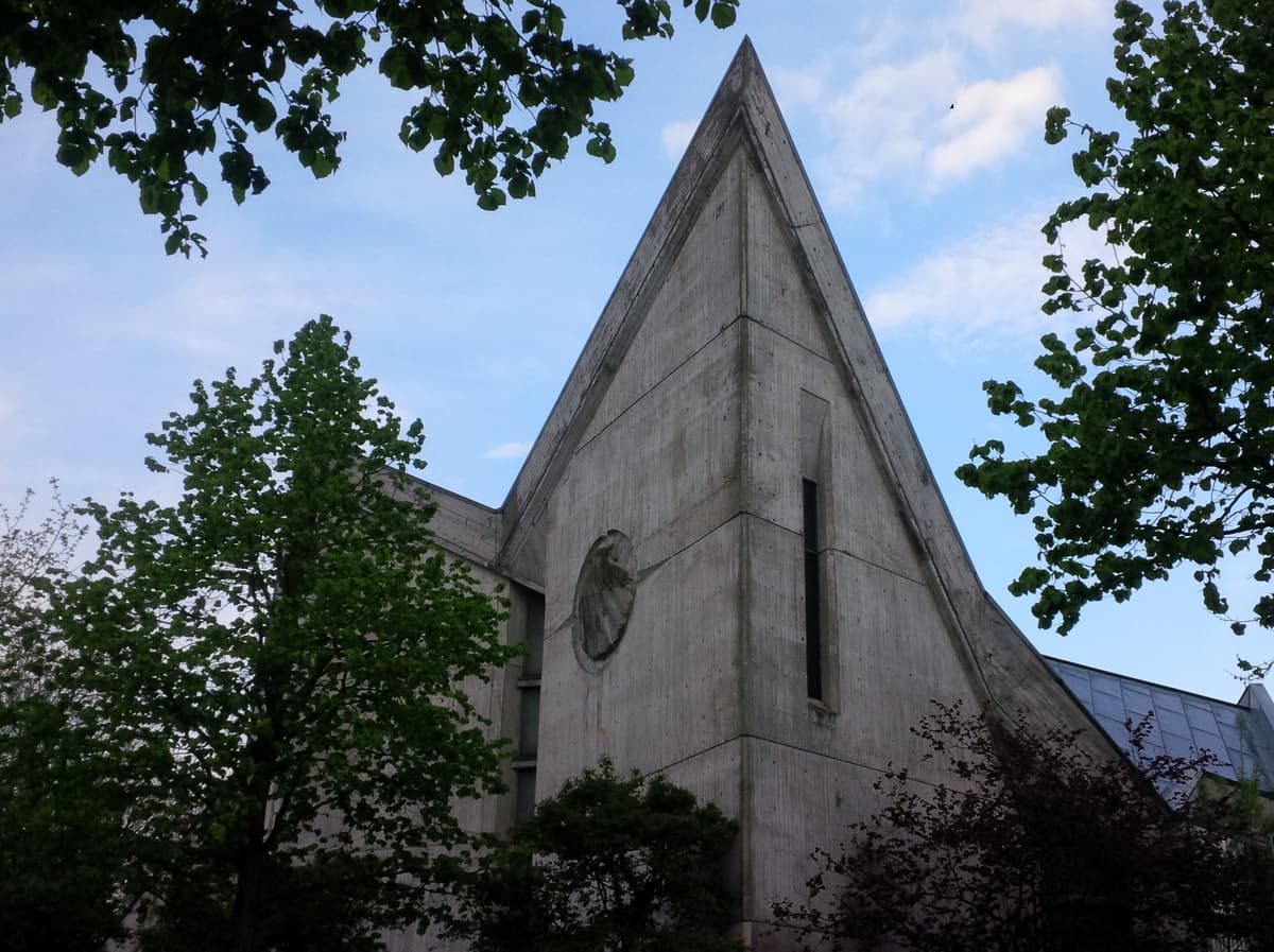 Die Kirche hat keinen Turm, so passt sie besser in das Wohngebiet. Wenn man von oben auf die Kirche schaut, sieht man dass sie in einem Rund angelegt ist und an eine Muschel ereinnert. Die Spitze der Nord-Ostwand zeigt den höchsten Punkt. Die Muschel weist auf den Kirchenpatron, den Hl. Jakobus