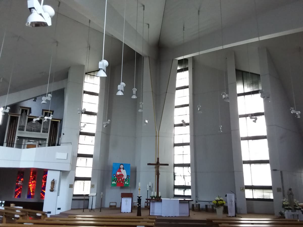 Das Foto zeigt das Innere der Kirche ind Richtung der Turmwand