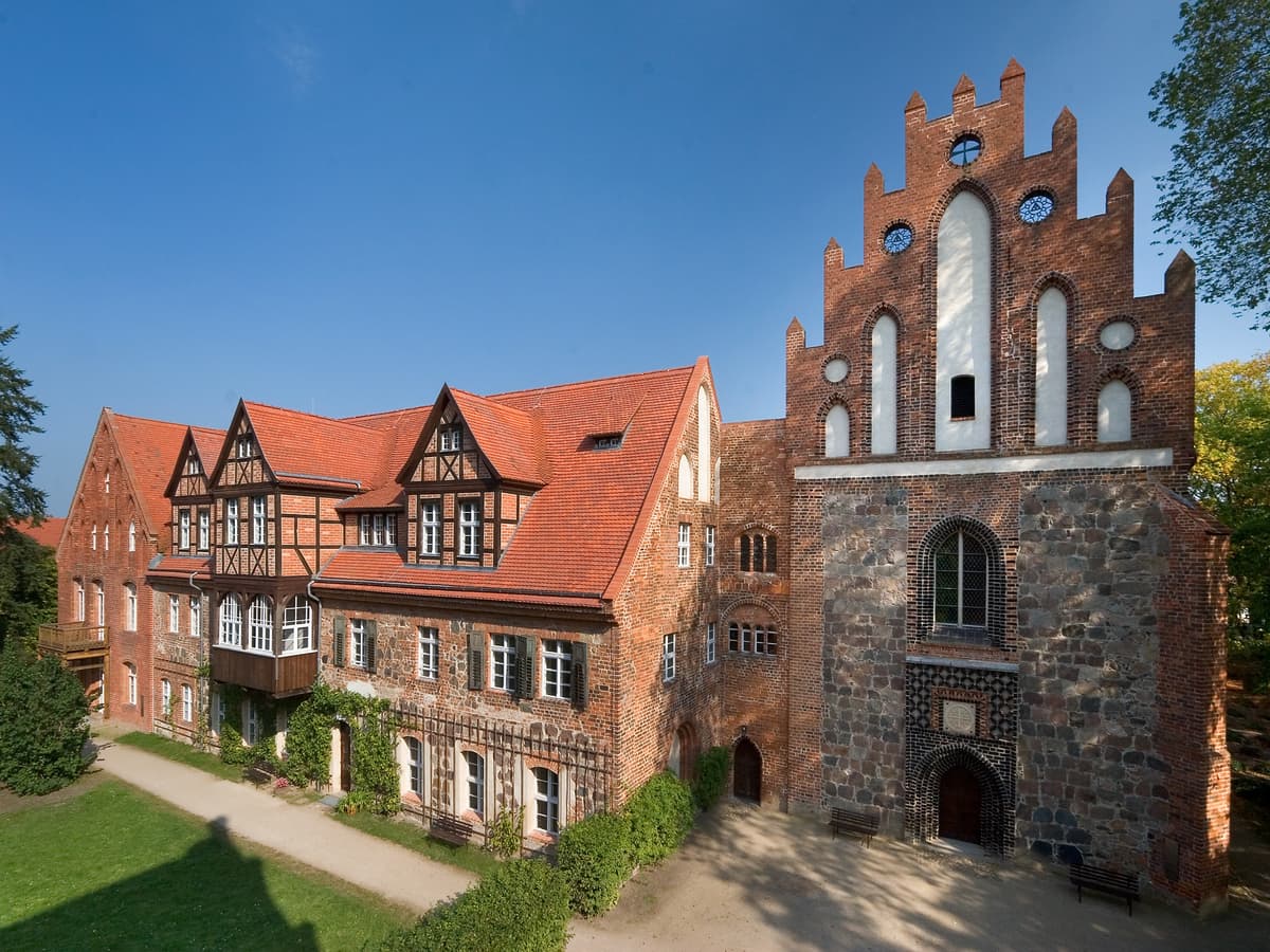Westflügel der Abtei mit Stiftskirche