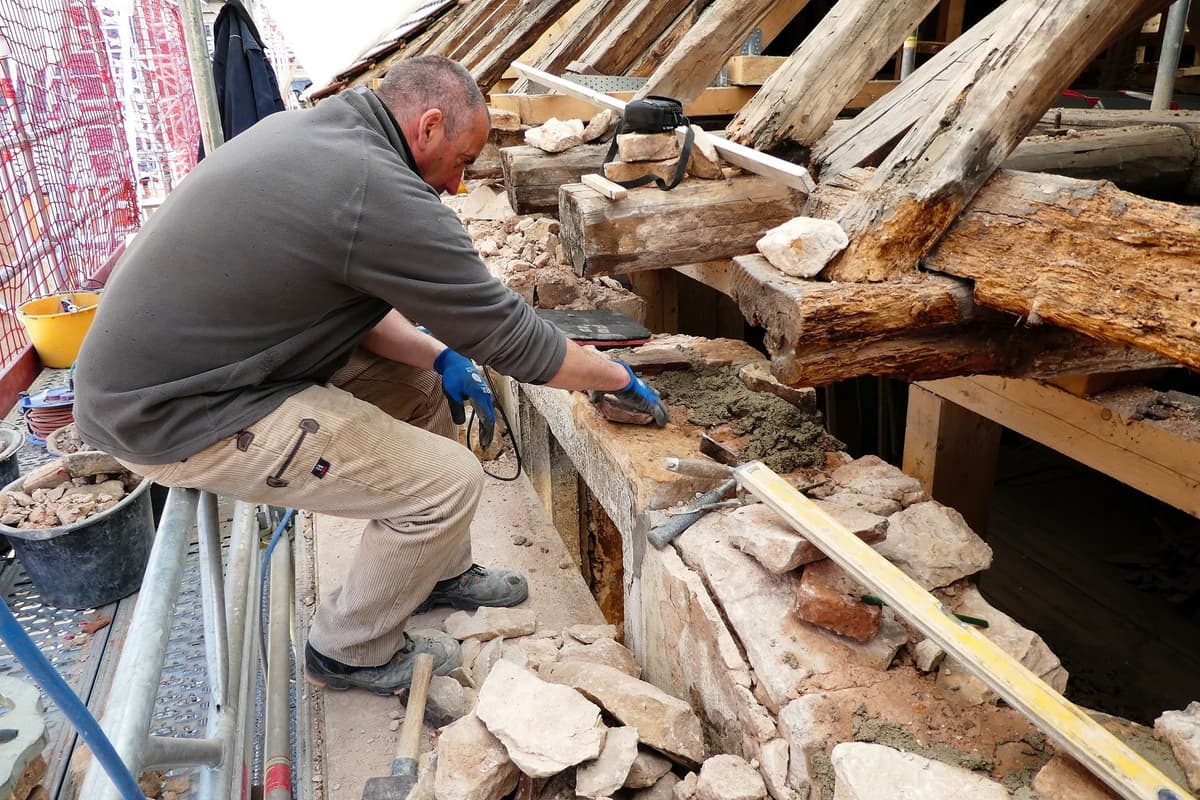 Januar 2020 konnte mit den Sanierungsarbeiten begonnen werden. In der ersten Fase wird der Rohbau so stabilisiert dass er nicht mehr einsturzgefährdet ist.