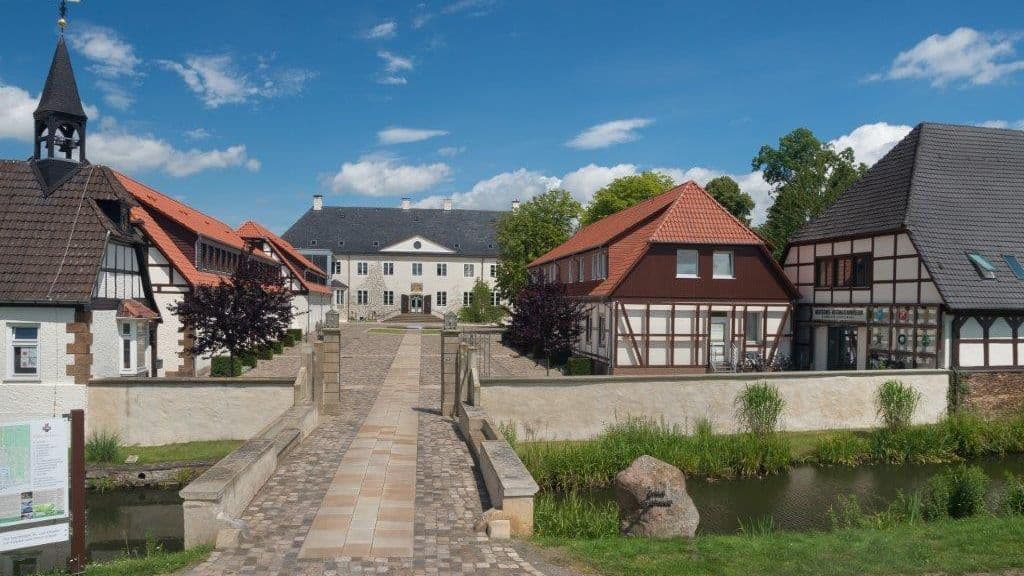 Schloss Benkhausen Innenhof mit grünen Rasenflächen