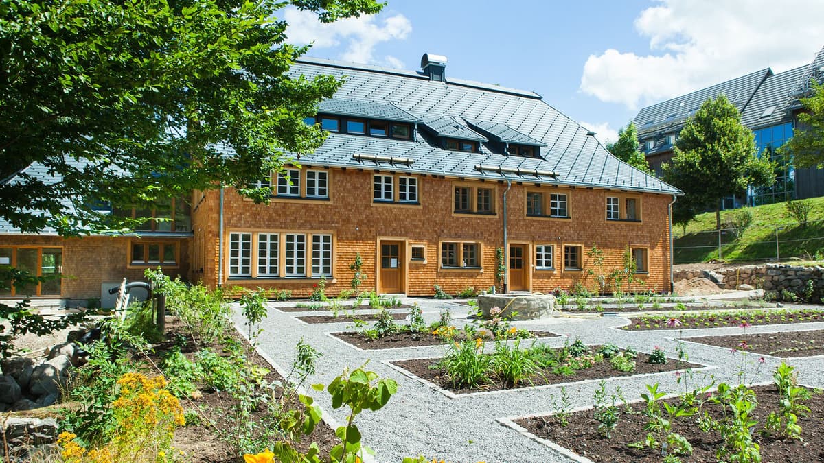 Rückansicht inklusive Bauerngarten Altbirkle