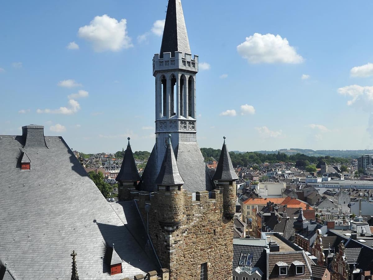 Der Granusturm ist der älteste teil des Aachener Rathauses. Bus in 20 m karolingisch, wurde er im 14. Jahrhundert auf die heutige Höhe aufgemauert. Der aktuelle urmhelm stammt von Leo Hugot und wurde in den 1970er Hagren errichtet.