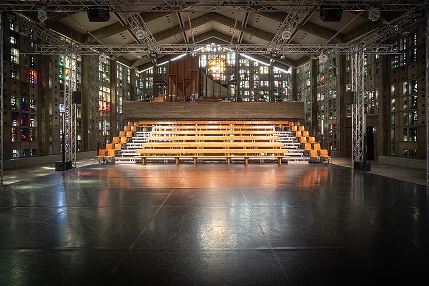 EinTanzHaus in der Trinitatiskirche. Ansicht von der Bühne auf die Zuschauer*innentribüne.