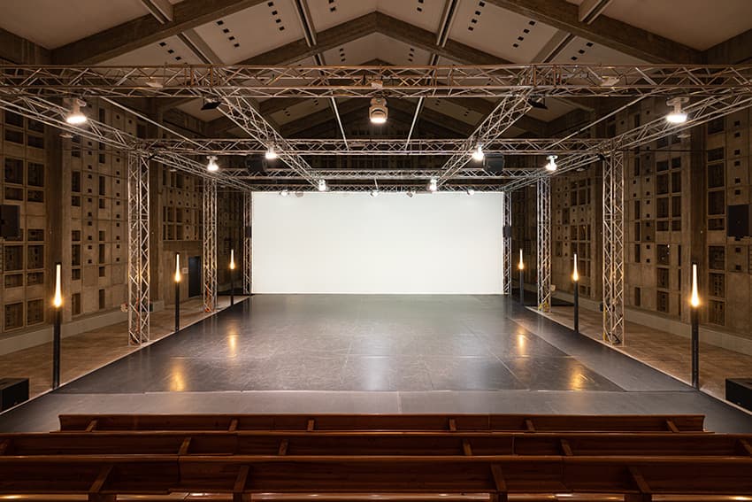 EinTanzHaus in der Trinitatiskirche. Ansicht von der Zuschauer*innentribüne auf die Bühne.
