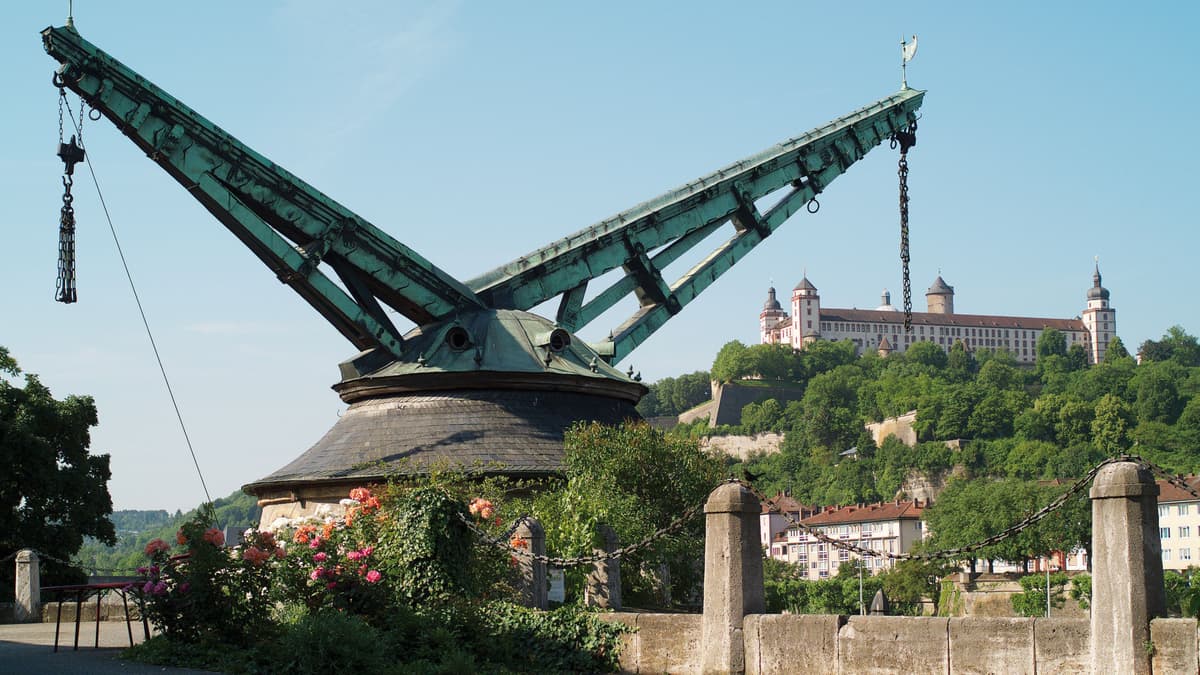 Alter Kranen mit Festung Marienberg im Hintergrund