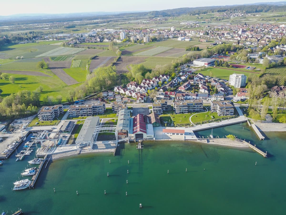 Die alten Werfthallen wurden in ihrer Grundstruktur oder vollständig erhalten. Auf dem hinteren Teil des früheren Werftgeländes konnten Wohngebäude errichtet werden.