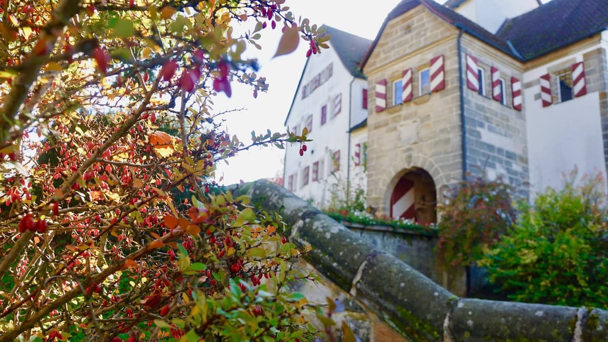 Schloss Henfenfeld im Herbst