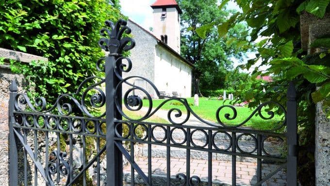 Kirche vom Zugang Friedhof aus