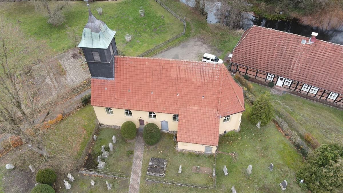 Dorfkirche zu Hohnhorst aus der Luft