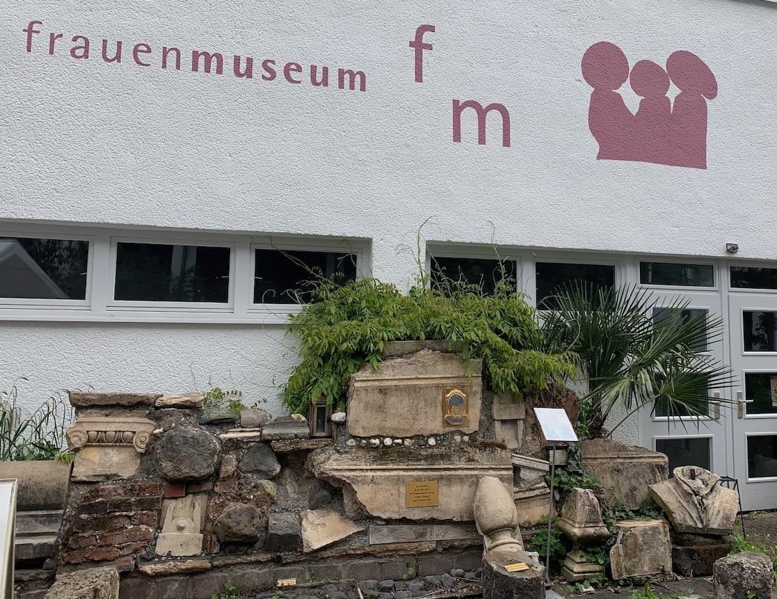 Die Gedenkstätte der Gertrudiskapelle im Frauenmuseum für die Opfer der Bombardierung Bonns am 18. Oktober 1944