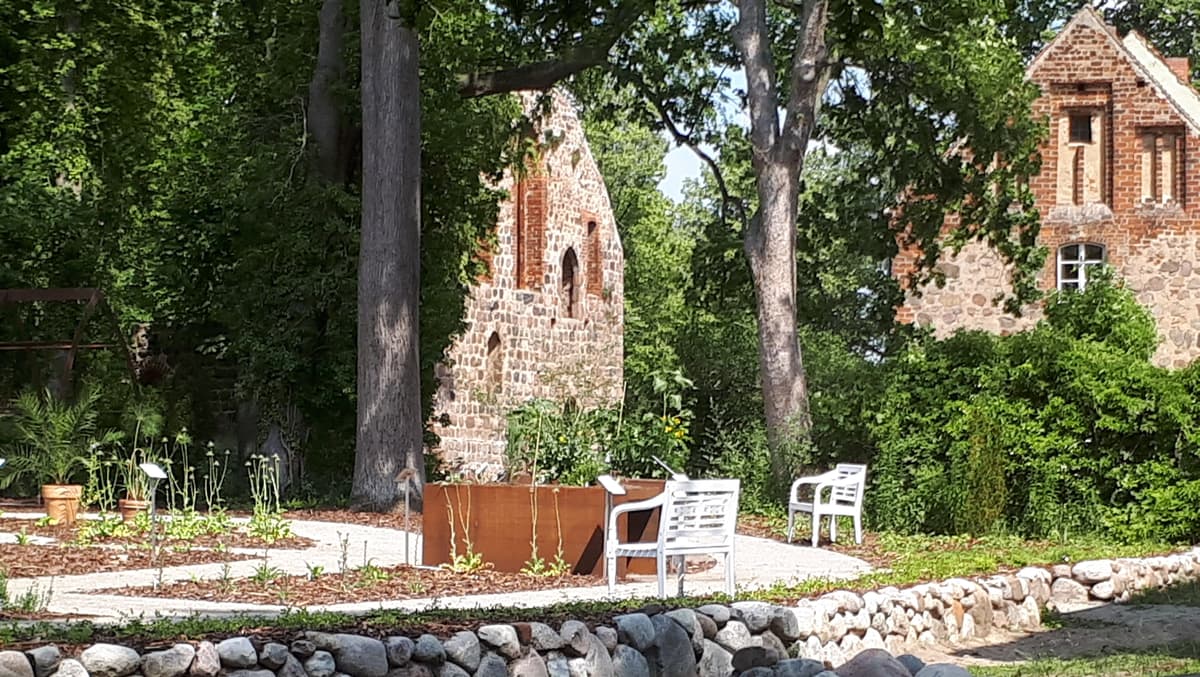 Klosterruine und Garten des Buches