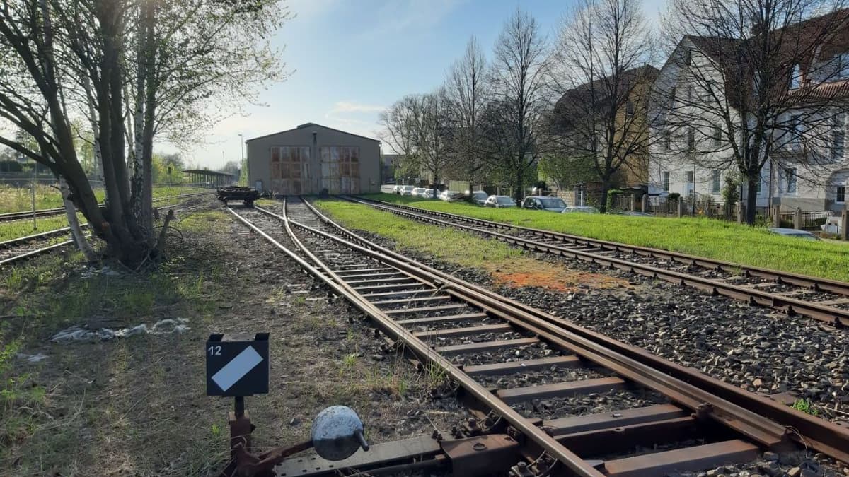 Lokschuppen mit Bahnanlagen