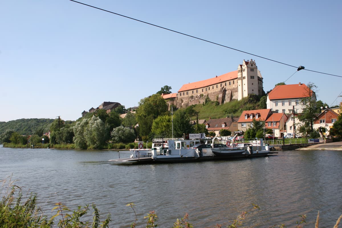 Burg Wettin mit Fähre