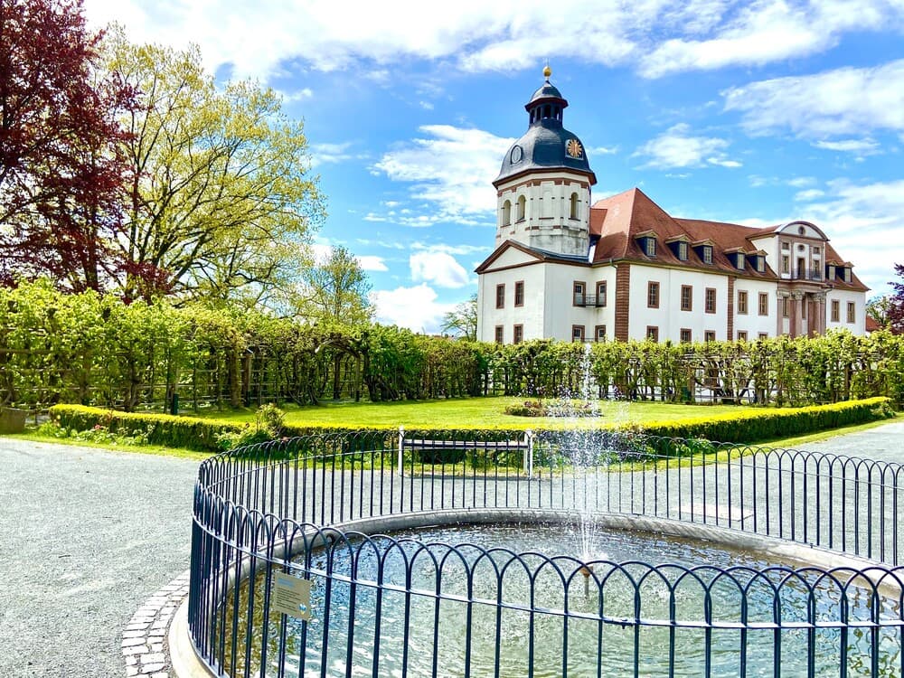 Bogengang mit Schlosskirche