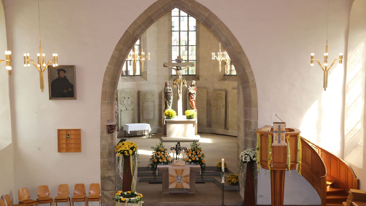 Chorraum Georgskirche mit Kreuzgruppe aus der Zeit um 1510