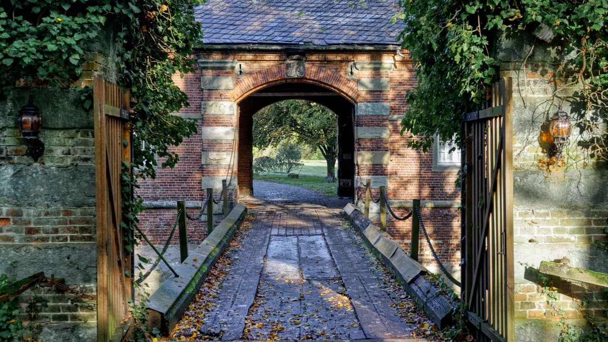 Alte Brücke an der Vorburg