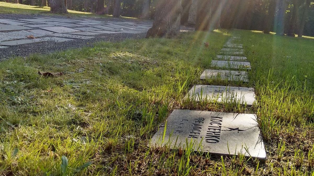 Friedhof mit Namenstafeln für die ermordeten Zwangsarbeiter