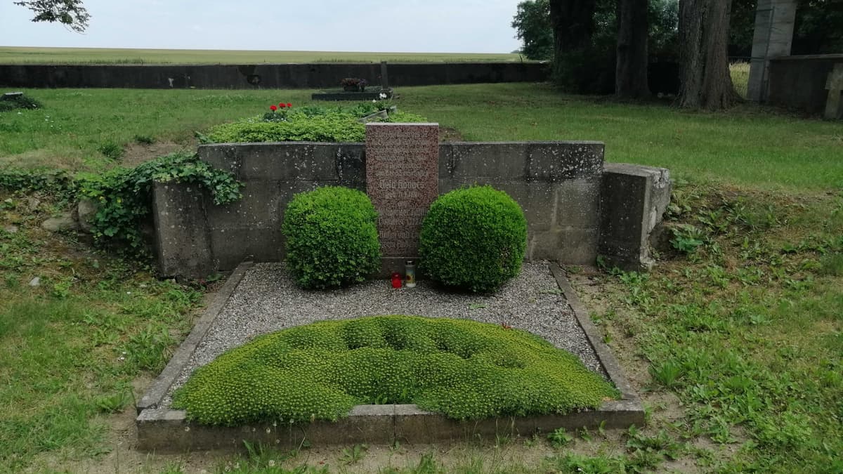Friedhof Peseckendorf, Grab für zwei 1945 nahe Peseckendorf erschossene KZ-Häftlinge