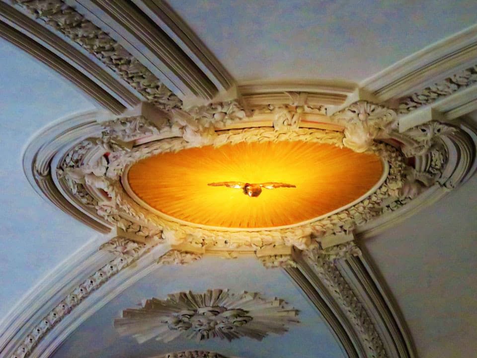 Die Taube im Zentrum der Kuppel der Schloss- und Stadtkirche Weilburg