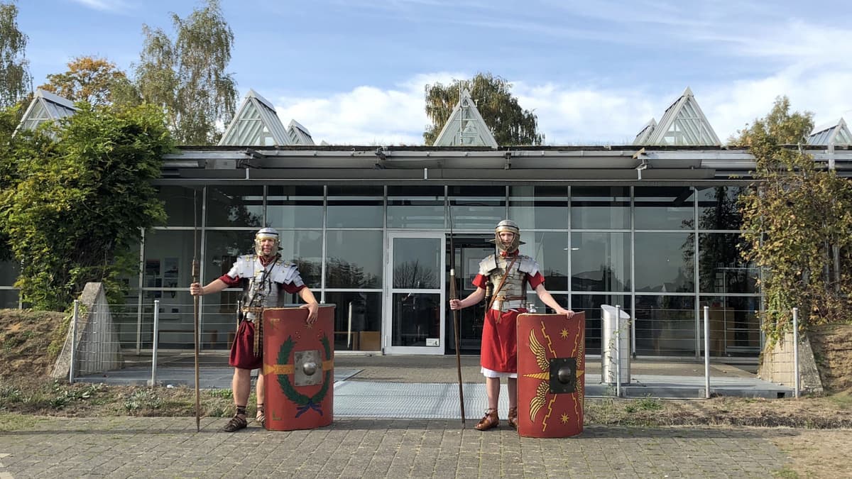 Legionäre begrüßen Besucher:innen am Museumseingang