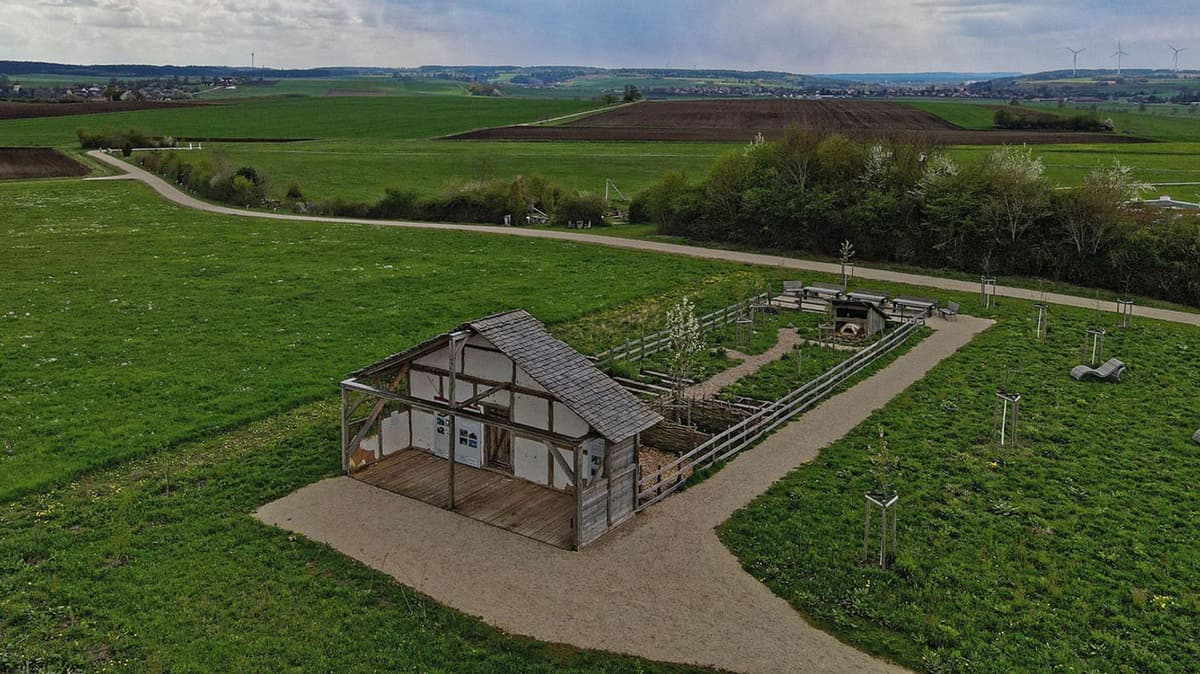 Römergarten mit Haus, Backofen etc.