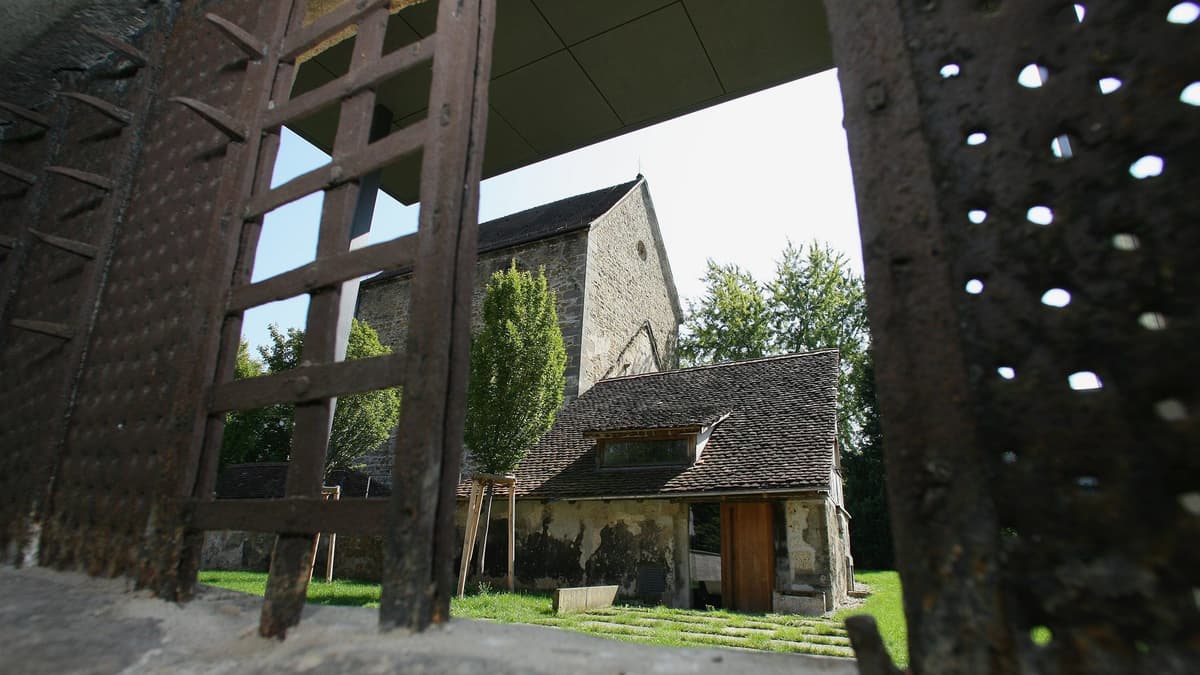 Durchsicht Sprechgitter auf Kirche