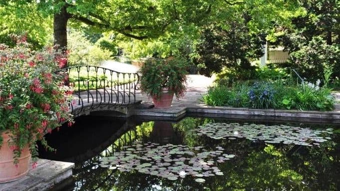 Brücke über die Wasserachse