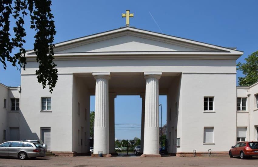 Altes Portal Hauptfriedhof Frankfurt Ostansicht