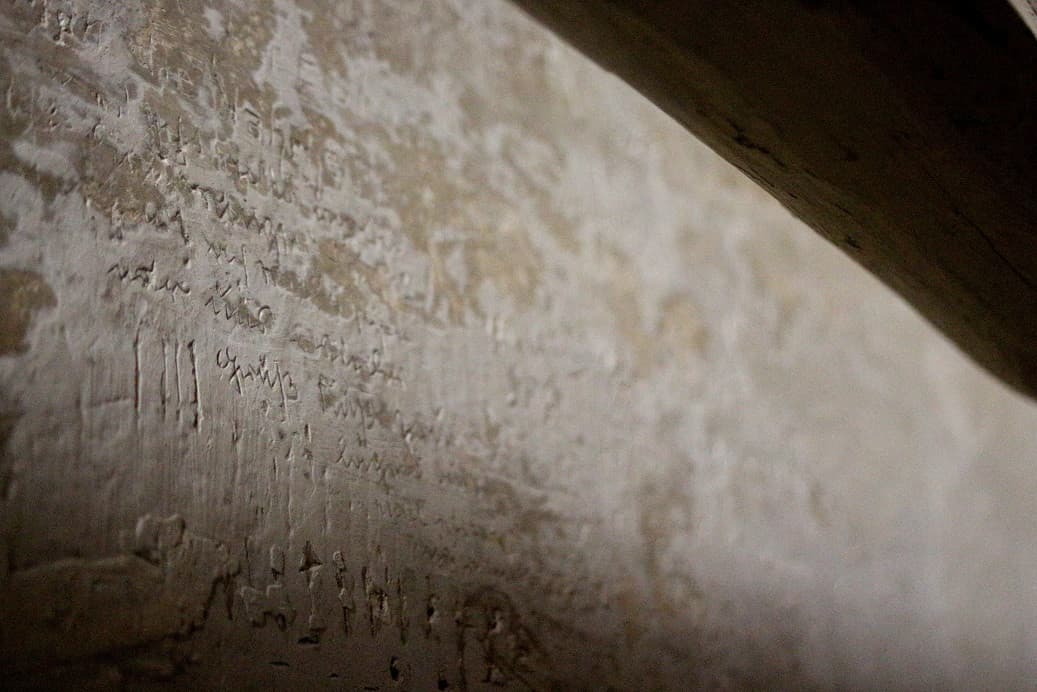 Zellenwand mit Einritzungen