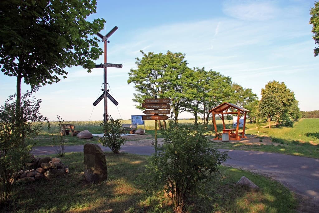 Signalmast mit überdachter Sitzgelegenheit