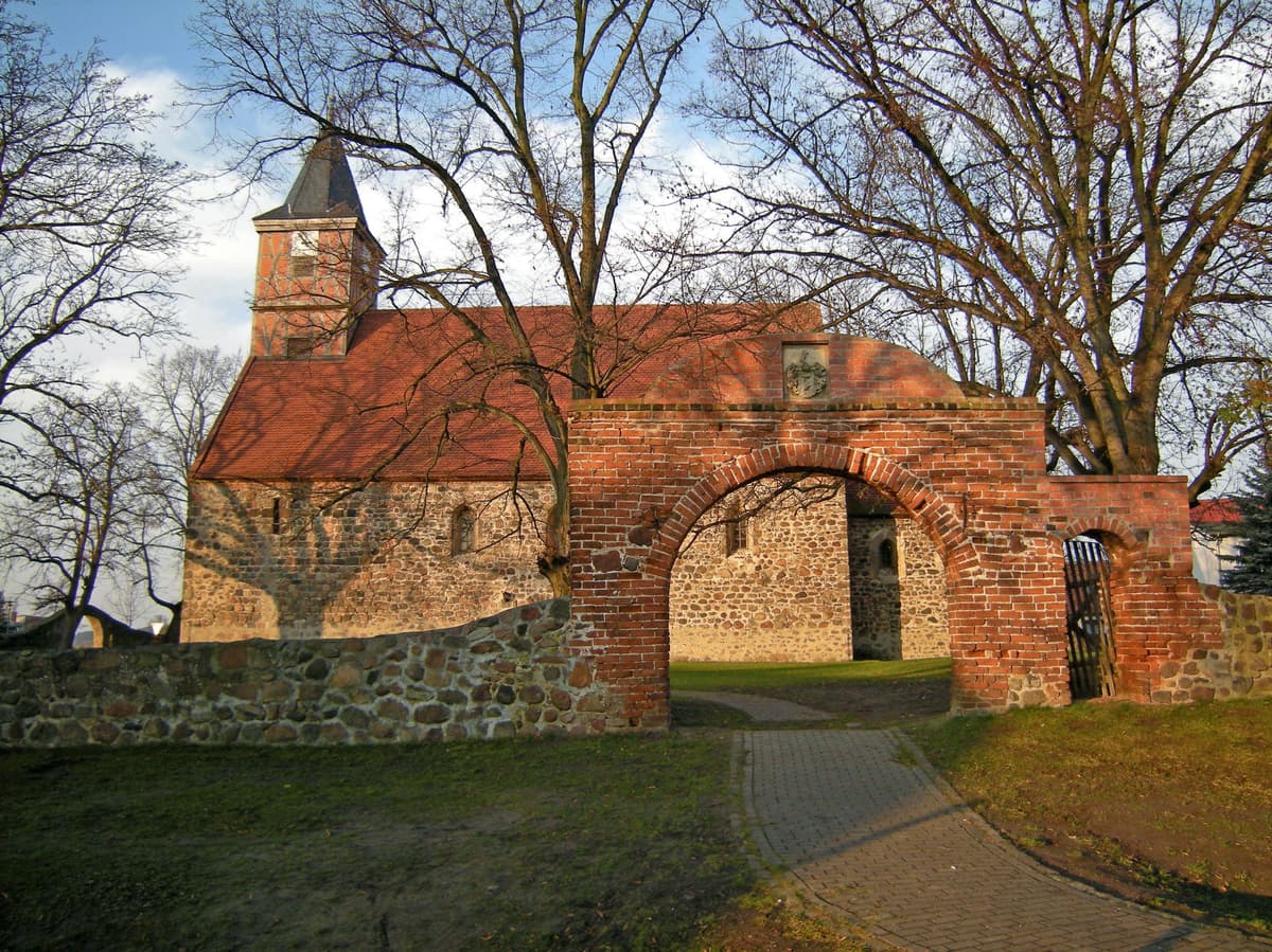 Kirche mit Tor aus Süden