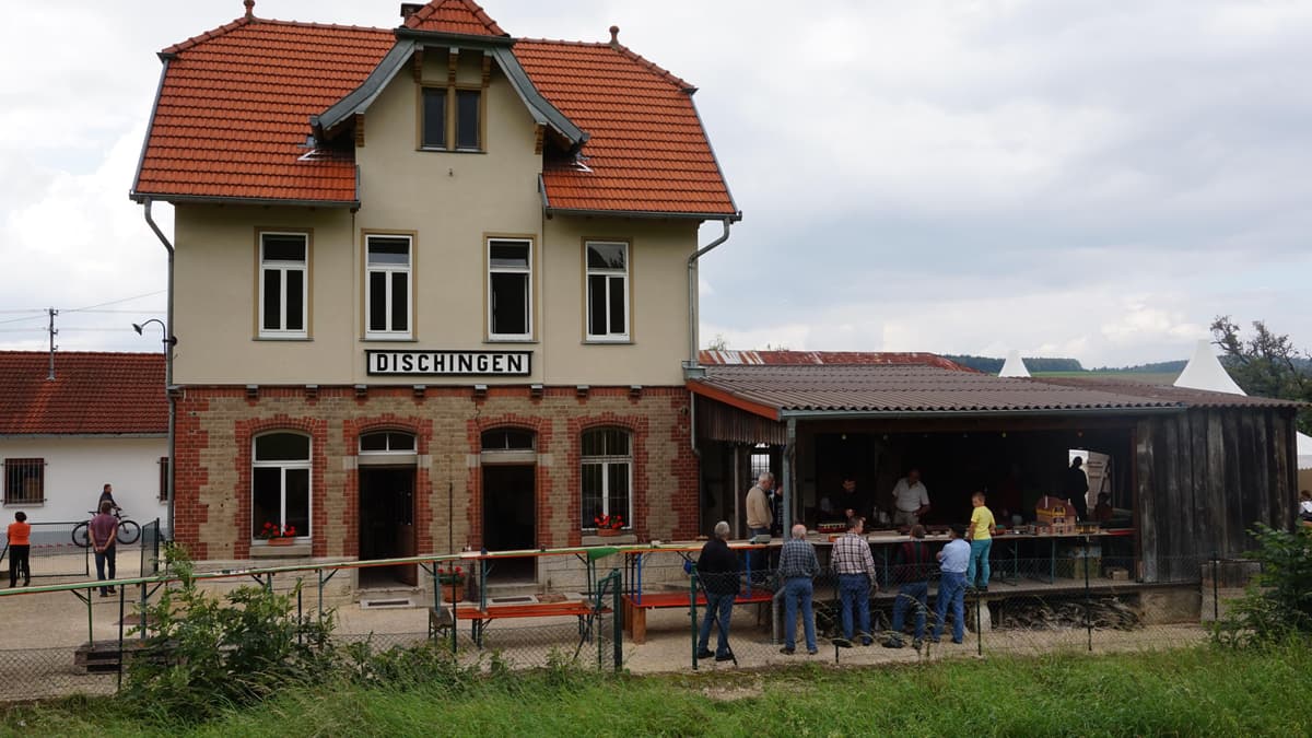 Blick von Süden auf Bahnhofsgebäude und Modellanlage