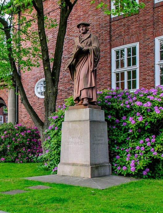 Die Bugenhagenstatue vor dem Johanneum