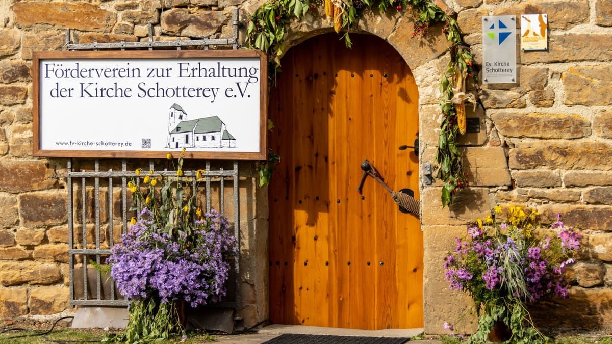 Kirche Schotterey Eingang