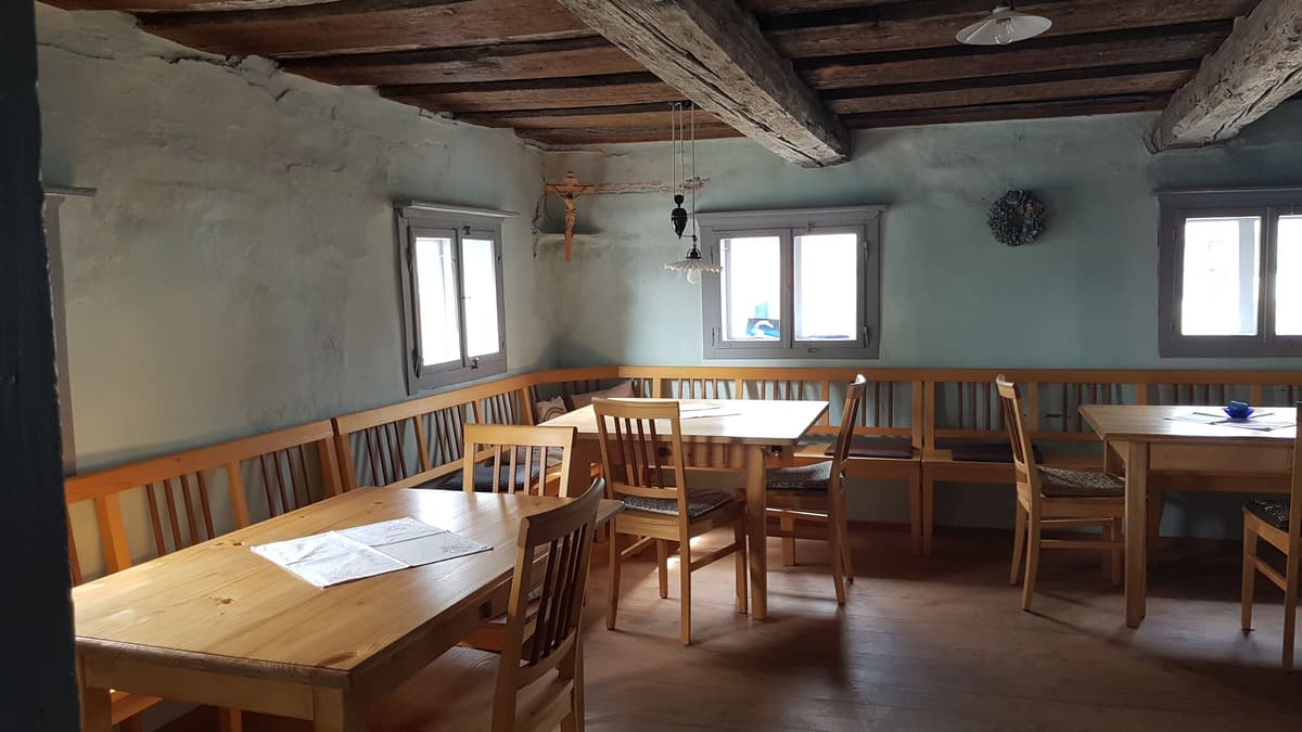 Stube des Blockbaus von 1436, Decke aus der Erbauungszeit, Fenster im 19. Jh. vergrößert