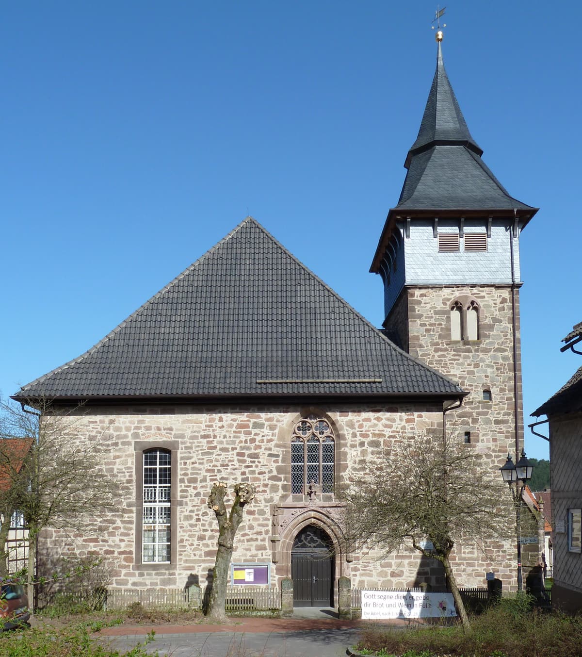 St. Mauritus-Kirche Hardegsen, Blick auf die Westfassade. Zentral: Gotisches Portal und Maßwerkfenster.