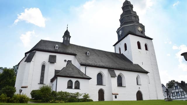 Kath. St.-Johannes-Evangelist-Pfarrkirche