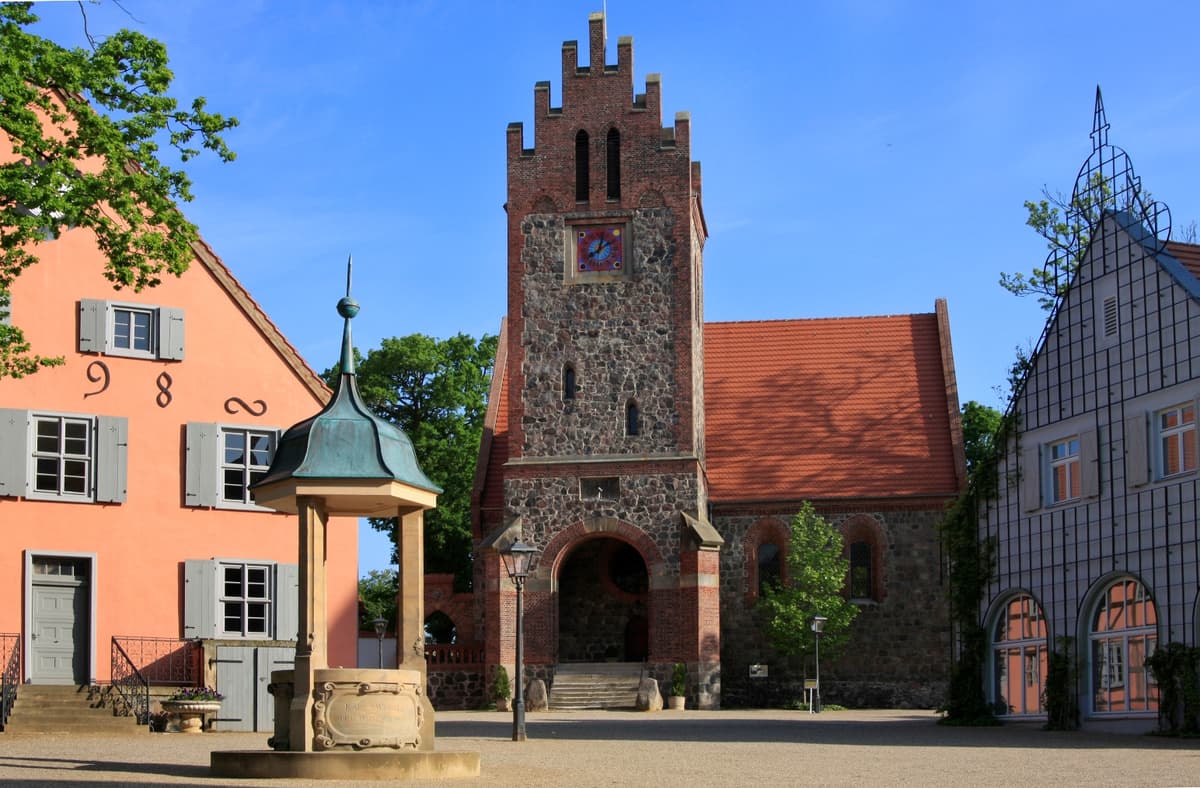 Schloßhof mit Kaiserbrunnen und Kirche