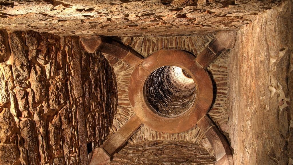 Blick durch den Schachtbau nach oben